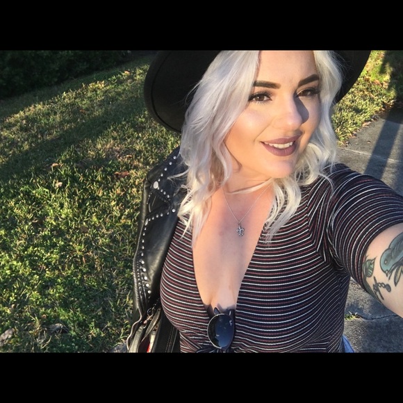 Meet your Posher, Olivia - Picture 3 of 3